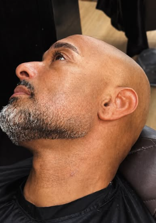 Cliente recebendo acabamento de barba na Barbearia Miguel Santos